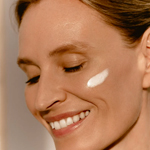 applicazione crema su viso